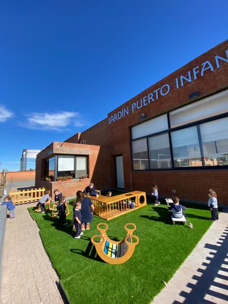 Frente del Jardín Puerto Infancia con el patio de juegos