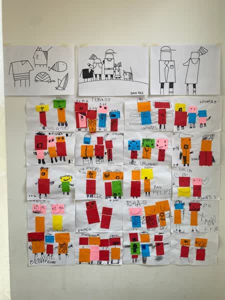 Mural con trabajos de los chicos colgados en la pared