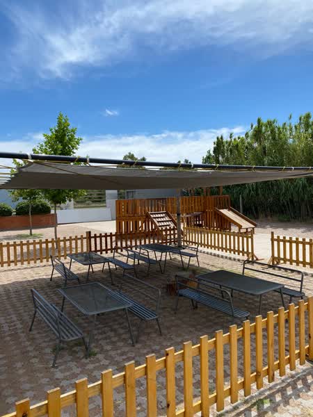 Pérgola con mesas en el patio