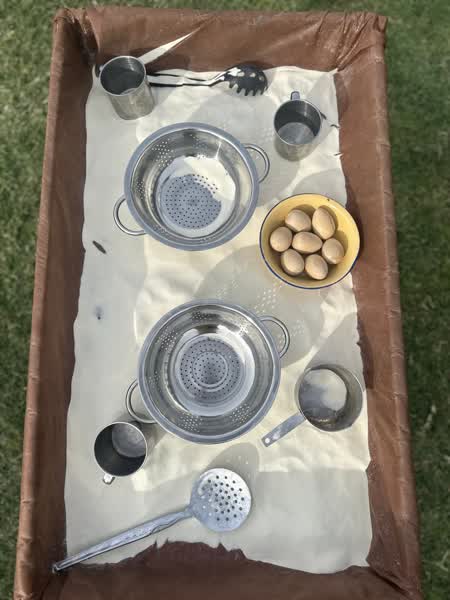 Bandeja con utensilios de cocina sobre tela