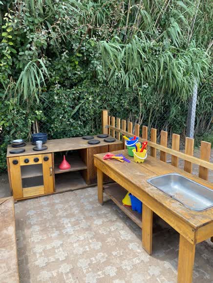 Cocina de barro exterior con utensilios y bacha