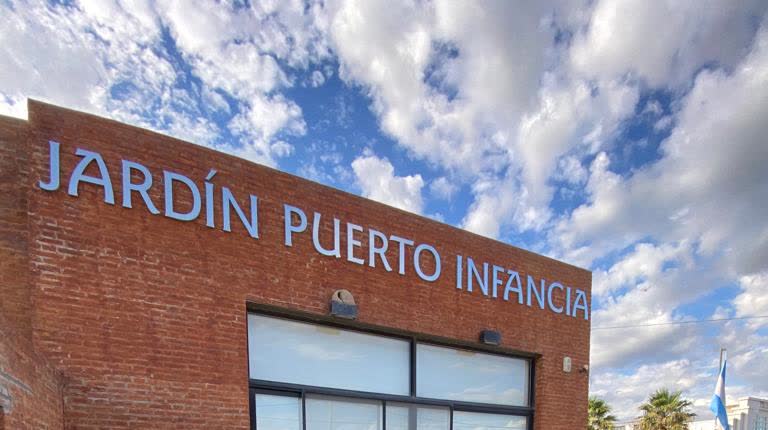 Frente del Jardín Puerto Infancia sobre la calle, en Cabrera 4404, Bahía Blanca
