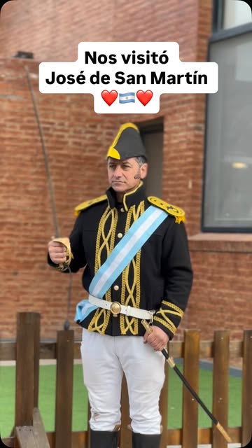 Publicación de Instagram del jardín: acto patrio con un granadero