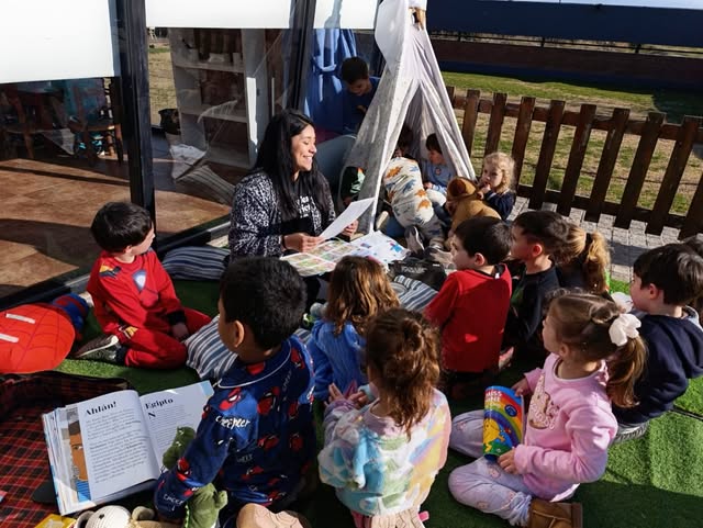 Publicación de Instagram del jardín: ronda de lectura con los chicos