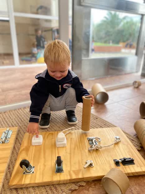 Nene pequeño apilando materiales de madera