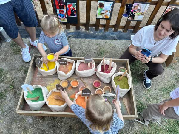Chicos trabajando con pinturas junto a una docente