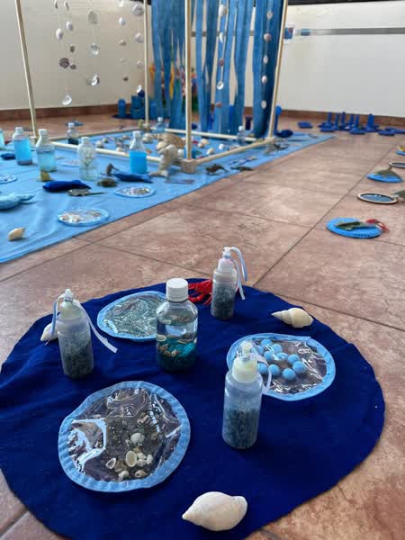 Instalación sensorial montada en el piso de la sala